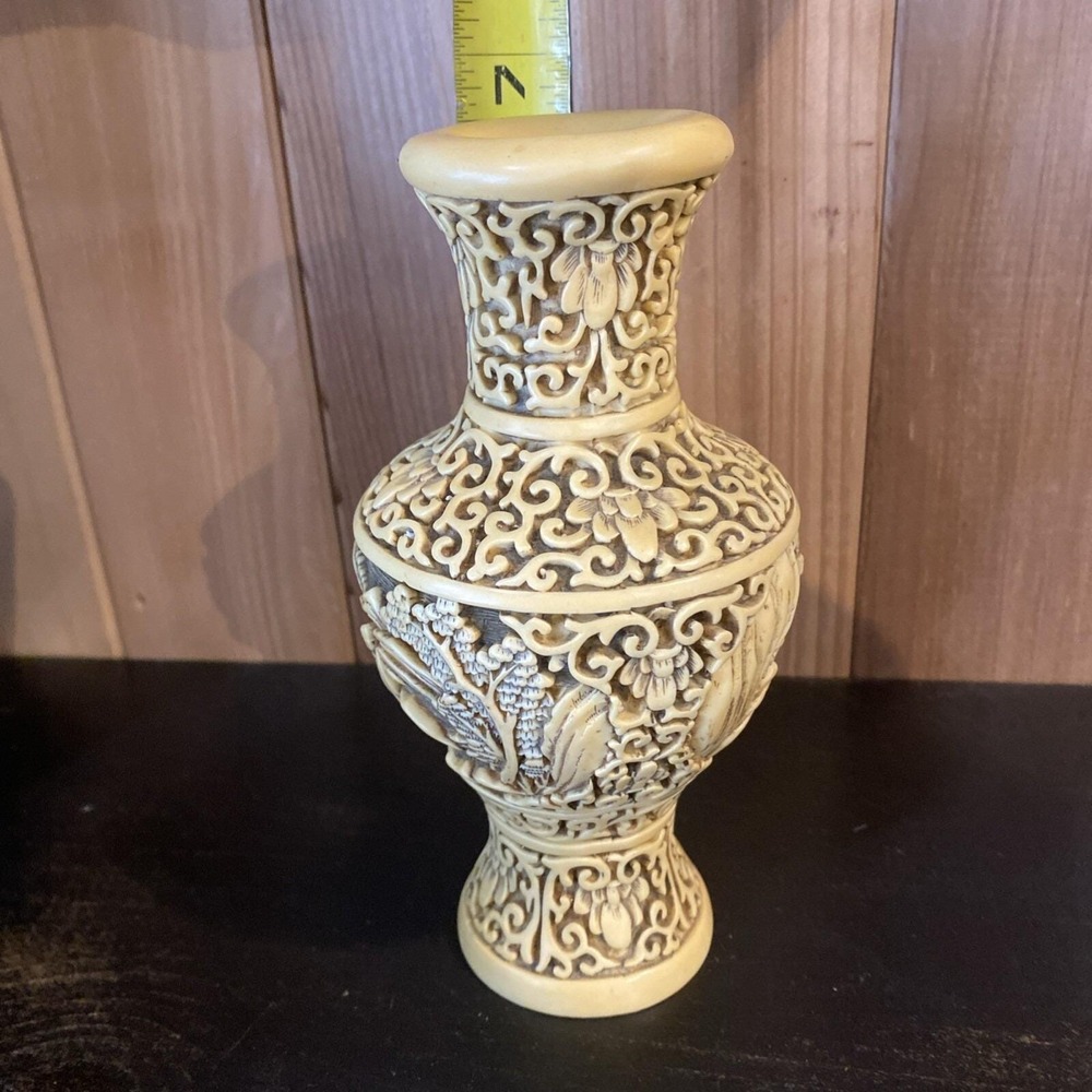 Vtg Asian-Style Carved Resin Vase Scenic Detail Ornate Home Decor Made In Italy - Picture 8 of 9